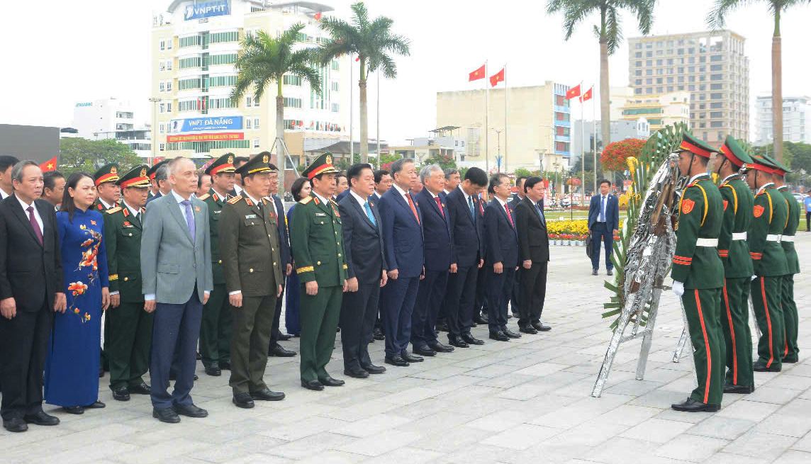 Tổng Bí thư Tô Lâm dâng hương tưởng niệm các Anh hùng liệt sĩ tại Đà Nẵng- Ảnh 1.