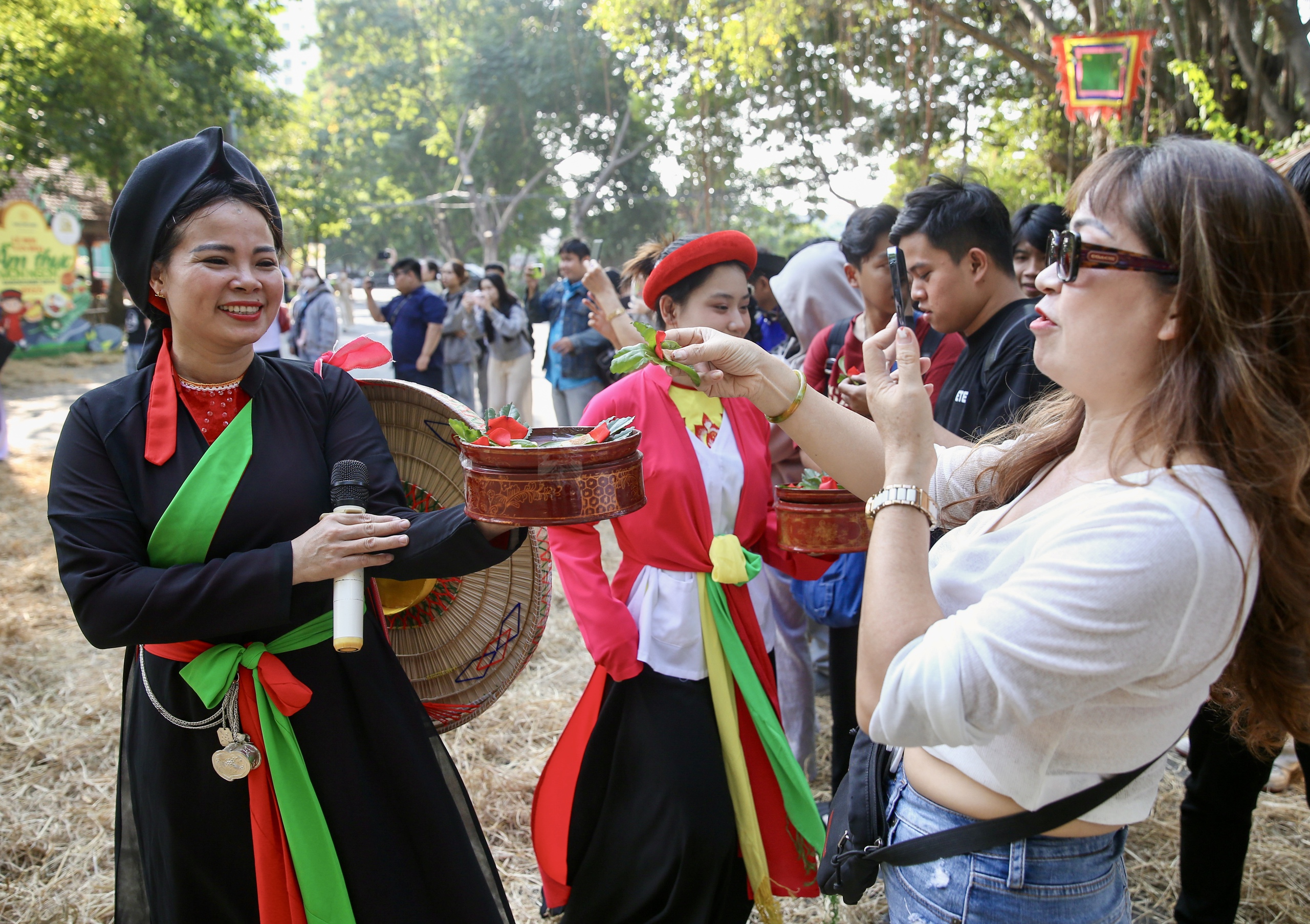 Du khách thích thú trải nghiệm tại lễ hội ẩm thực của Saigontourist Group- Ảnh 9.