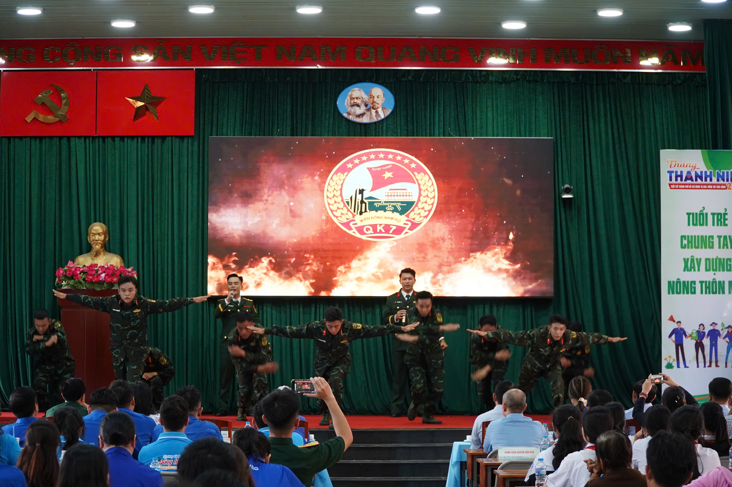 Chương trình "Đồng hành cùng người bạn ngoại thành" năm 2025: Tiếp lửa truyền thống anh hùng- Ảnh 16.