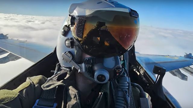 Phi công Ukraine điều khiến máy bay chiến đấu F-16 do NATO viện trợ. Ảnh: X