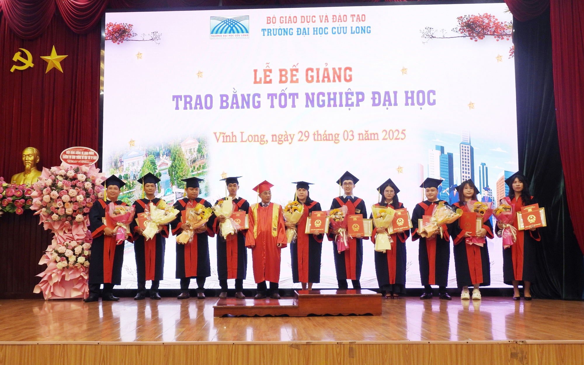 Trao bằng tốt nghiệp cho gần 600 tân cử nhân, kỹ sư hệ từ xa