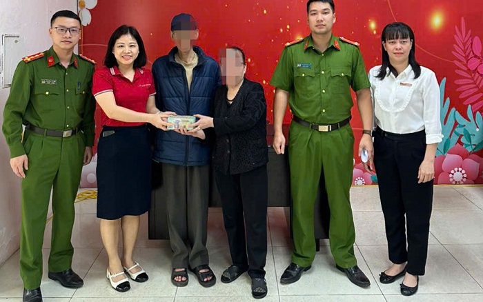 Cụ bà hoảng loạn đến ngân hàng chuyển 400 triệu đồng sau cú điện thoại từ số lạ