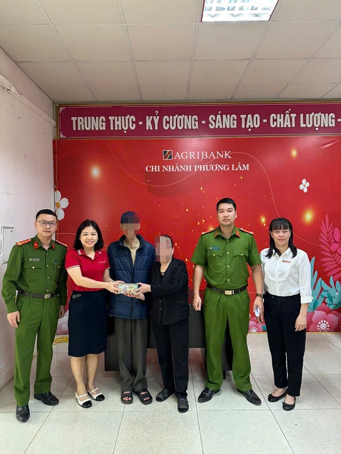 Cụ b&agrave; hoảng loạn đến ng&acirc;n h&agrave;ng chuyển 400 triệu đồng sau c&uacute; điện thoại từ số lạ- Ảnh 1.