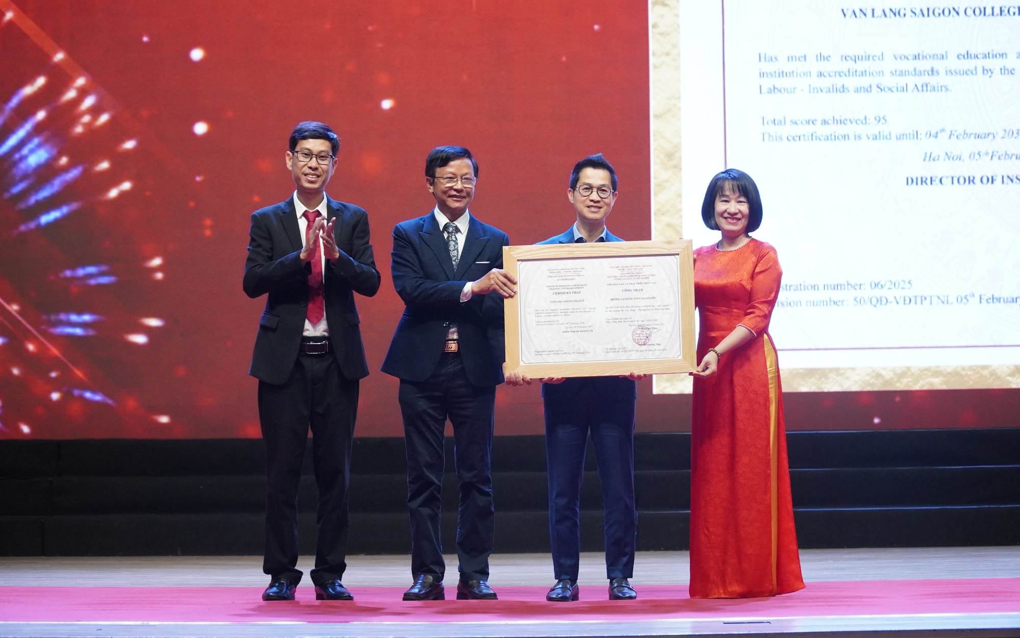 Trường CĐ Văn Lang Sài Gòn đạt chuẩn kiểm định chất lượng