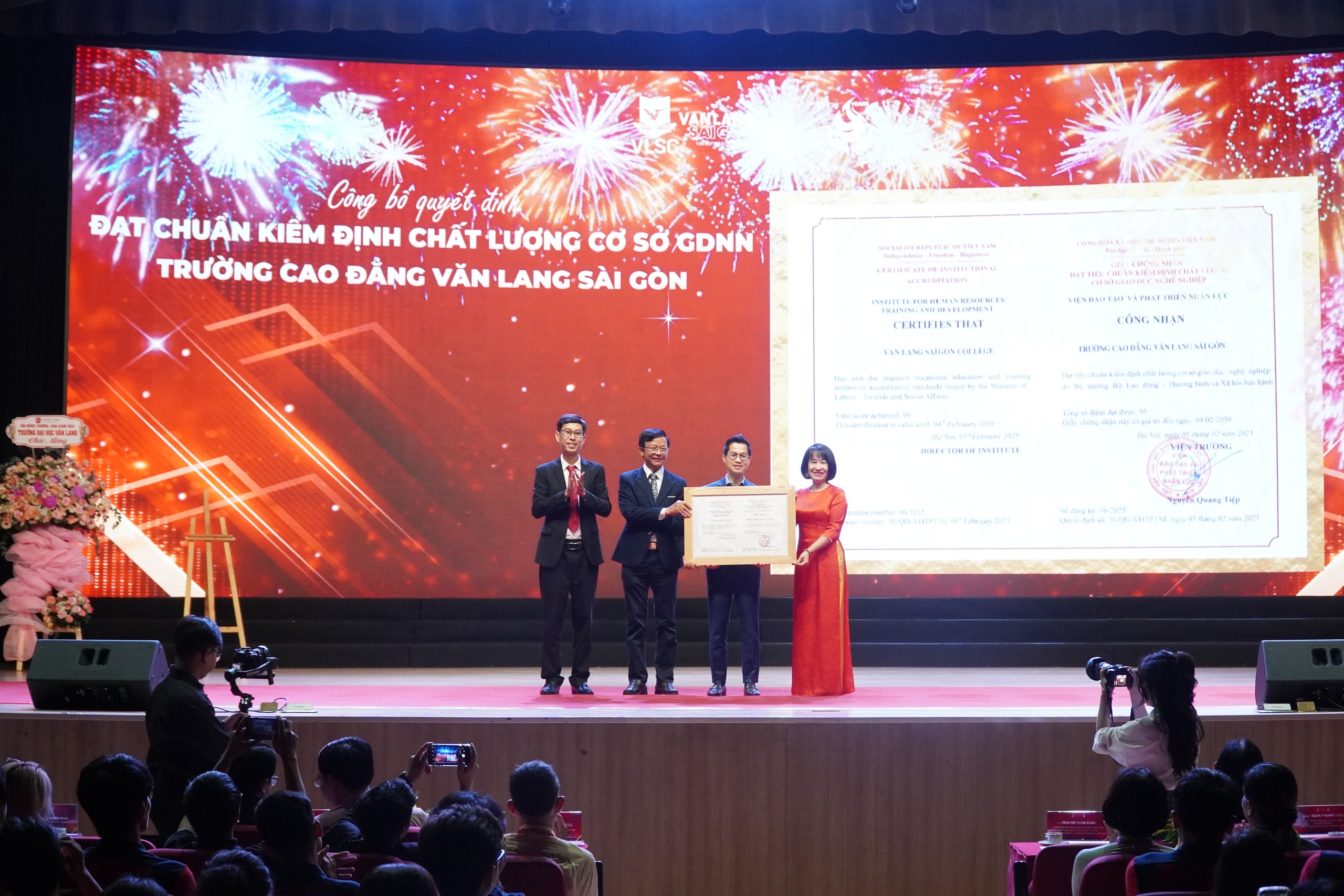 Trường CĐ Văn Lang Sài Gòn đạt chuẩn kiểm định chất lượng - Ảnh 1.