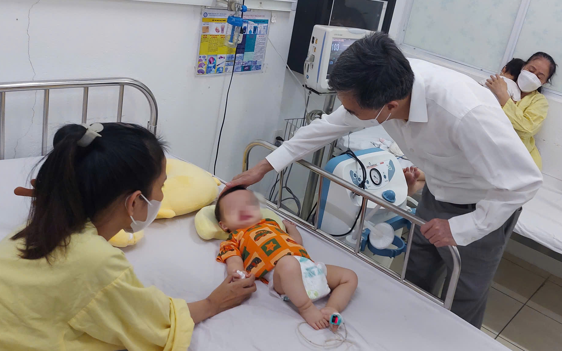 Bộ Y tế hỏa tốc y&ecirc;u cầu l&ecirc;n phương &aacute;n khi tăng ca sởi nặng