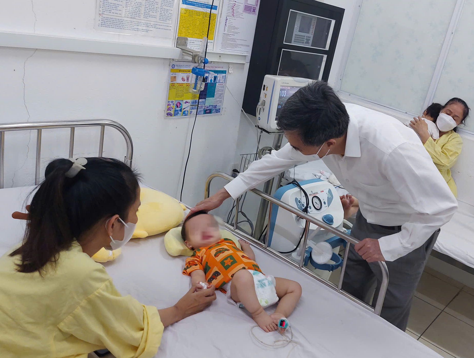 Bộ Y tế hỏa tốc yêu cầu lên phương án khi tăng ca sởi nặng- Ảnh 1.