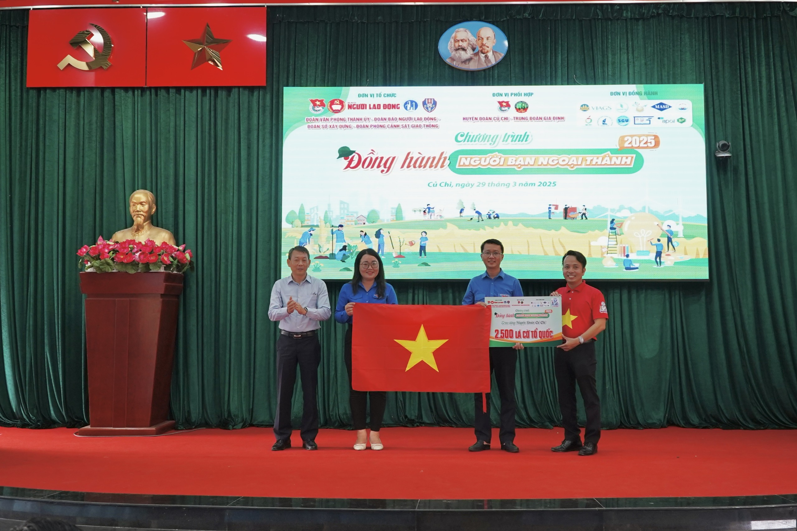 Chương trình "Đồng hành cùng người bạn ngoại thành" năm 2025: Tiếp lửa truyền thống anh hùng- Ảnh 1.
