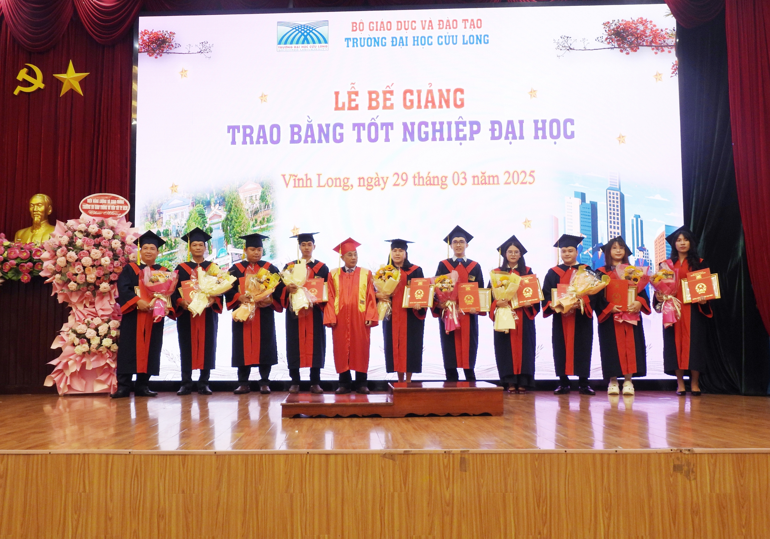 Trao bằng tốt nghiệp cho gần 600 t&acirc;n cử nh&acirc;n, kỹ sư hệ từ xa- Ảnh 4.