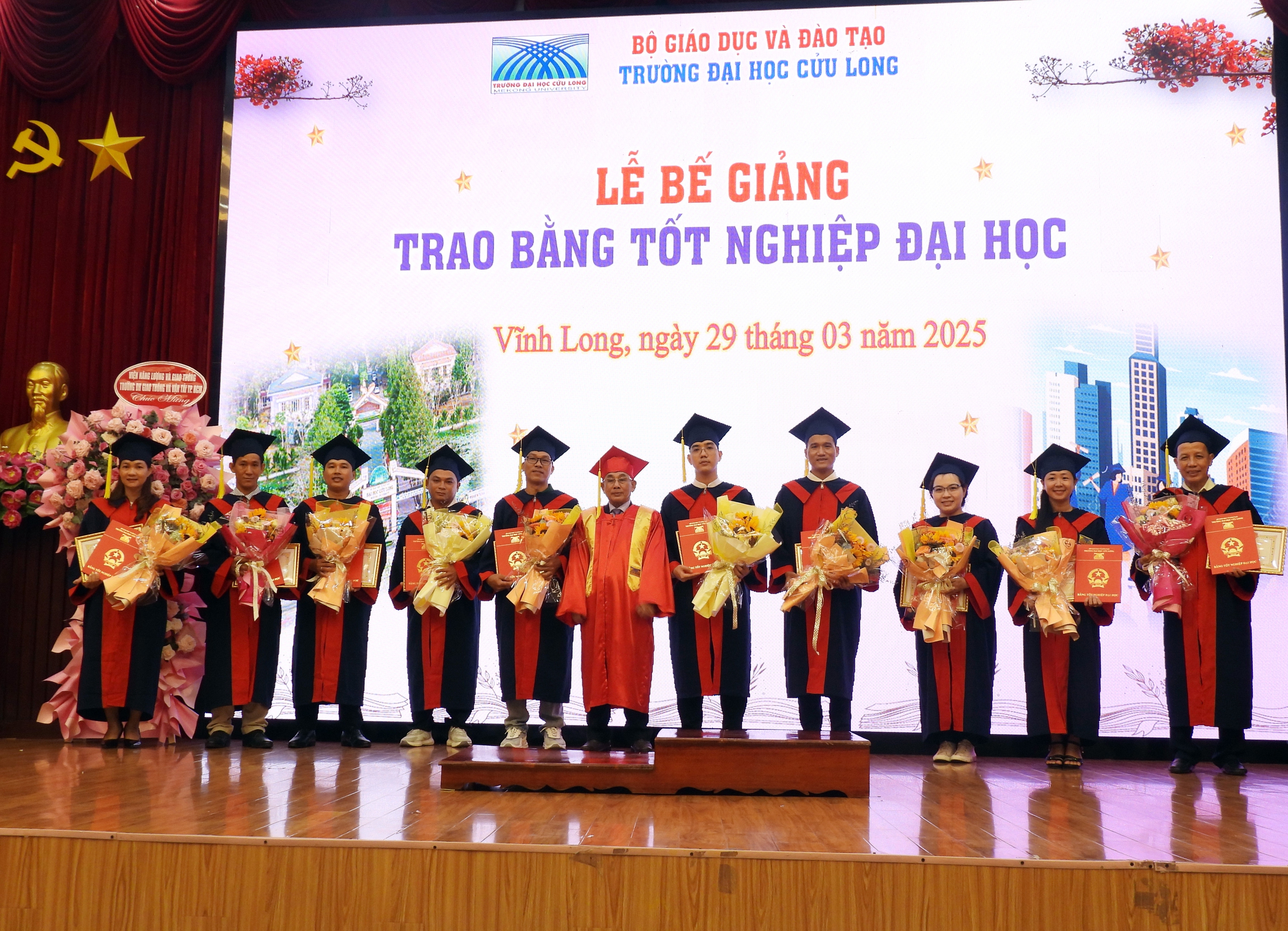 Trao bằng tốt nghiệp cho gần 600 t&acirc;n cử nh&acirc;n, kỹ sư hệ từ xa- Ảnh 5.