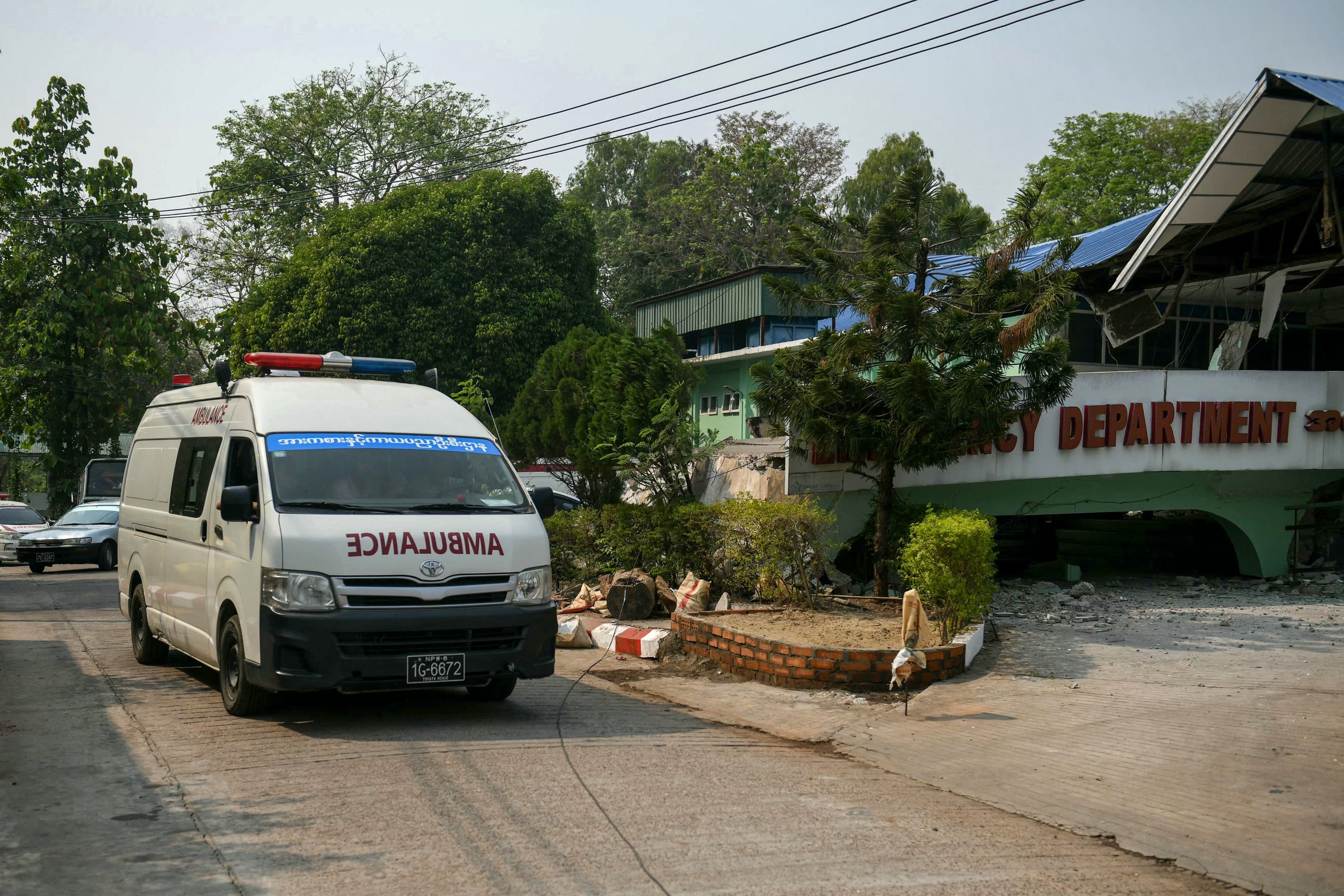 Động đất Myanmar: Gần 700 người thiệt mạng, c&aacute;c bệnh viện "vỡ trận"- Ảnh 1.