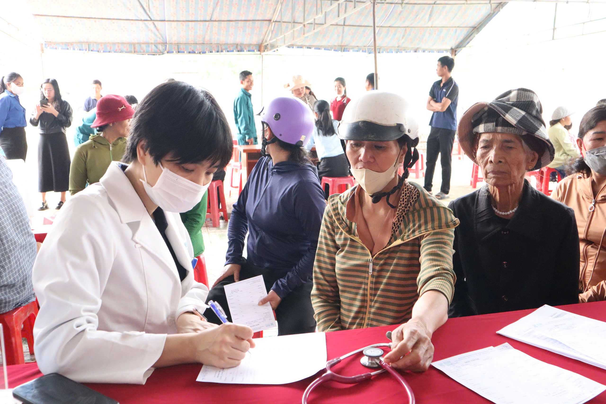 Hơn 300 người dân vùng đặc biệt khó khăn được khám, cấp thuốc miễn phí- Ảnh 1.