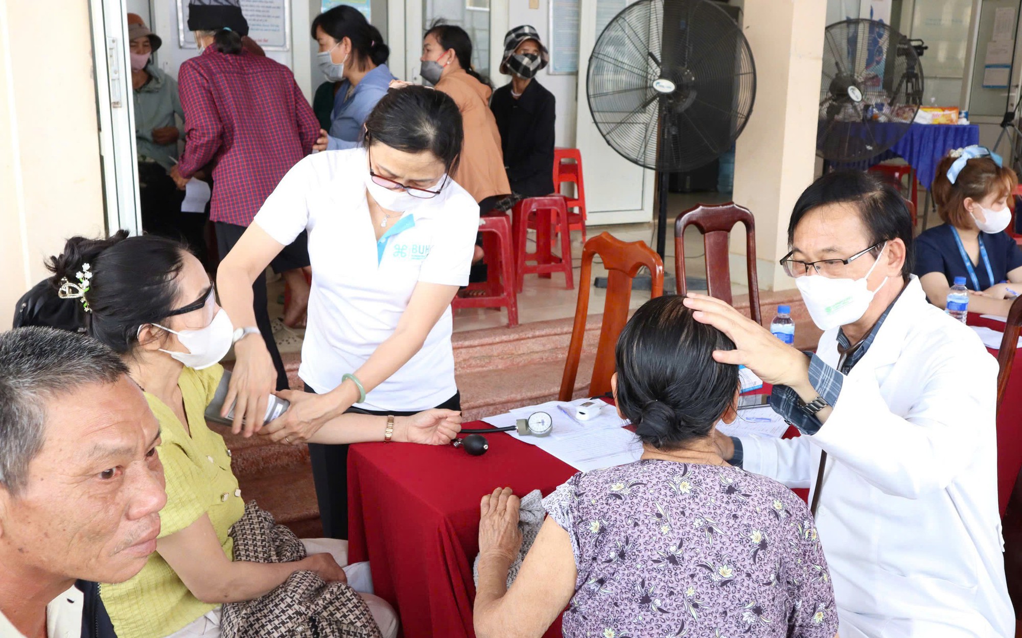 Hơn 300 người dân vùng đặc biệt khó khăn được khám, cấp thuốc miễn phí