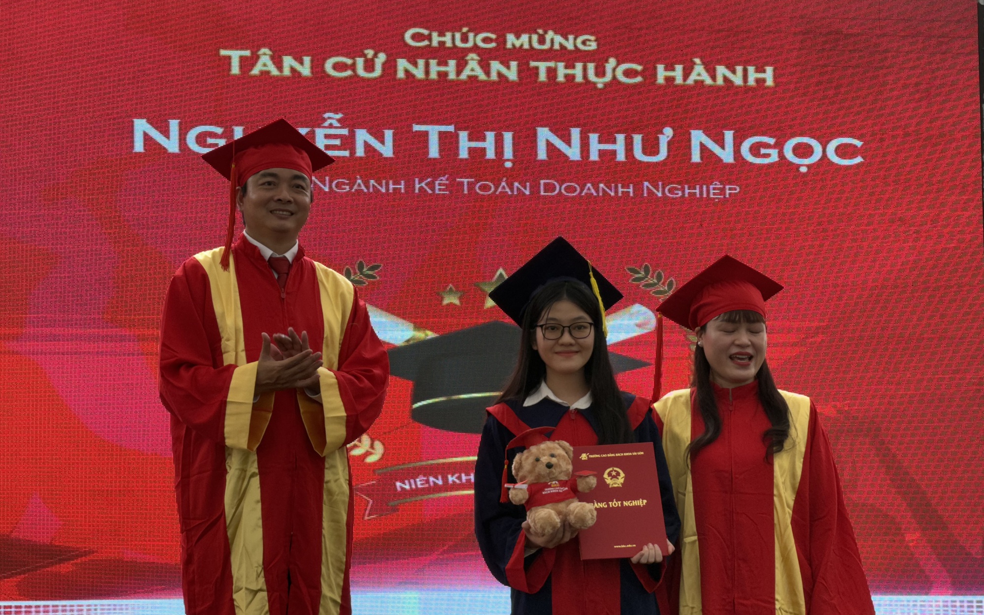 Thêm 700 sinh viên tốt nghiệp, 93% sinh viên có việc làm