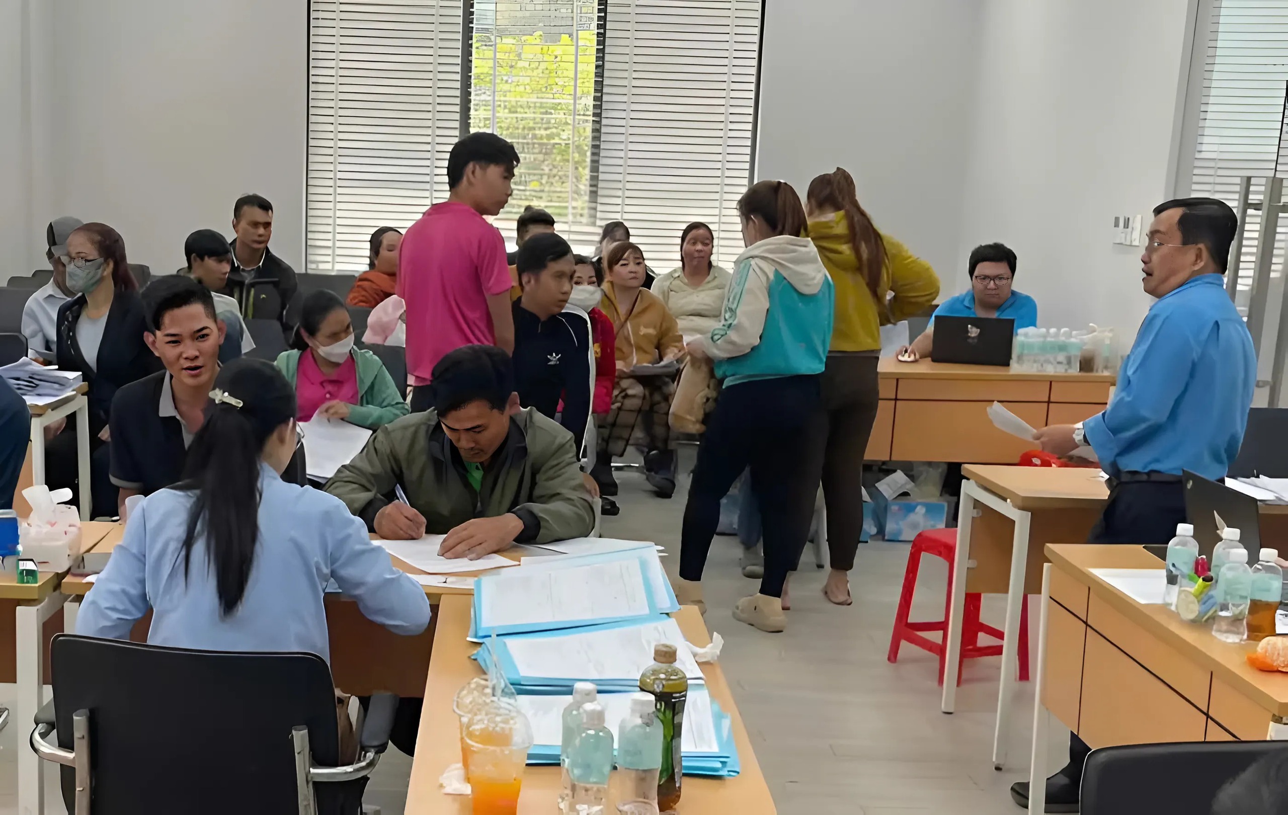C&ocirc;ng nh&acirc;n C&ocirc;ng ty Vinh Th&ocirc;ng khởi kiện đ&ograve;i gần 20 tỉ đồng nợ lương, BHXH- Ảnh 2.