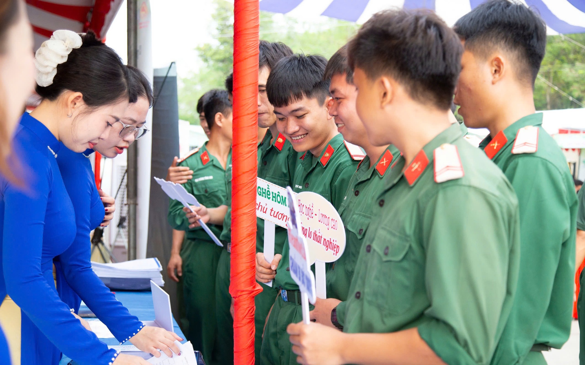 Hình ảnh về ngày hội giới thiệu việc làm tại Bình Dương