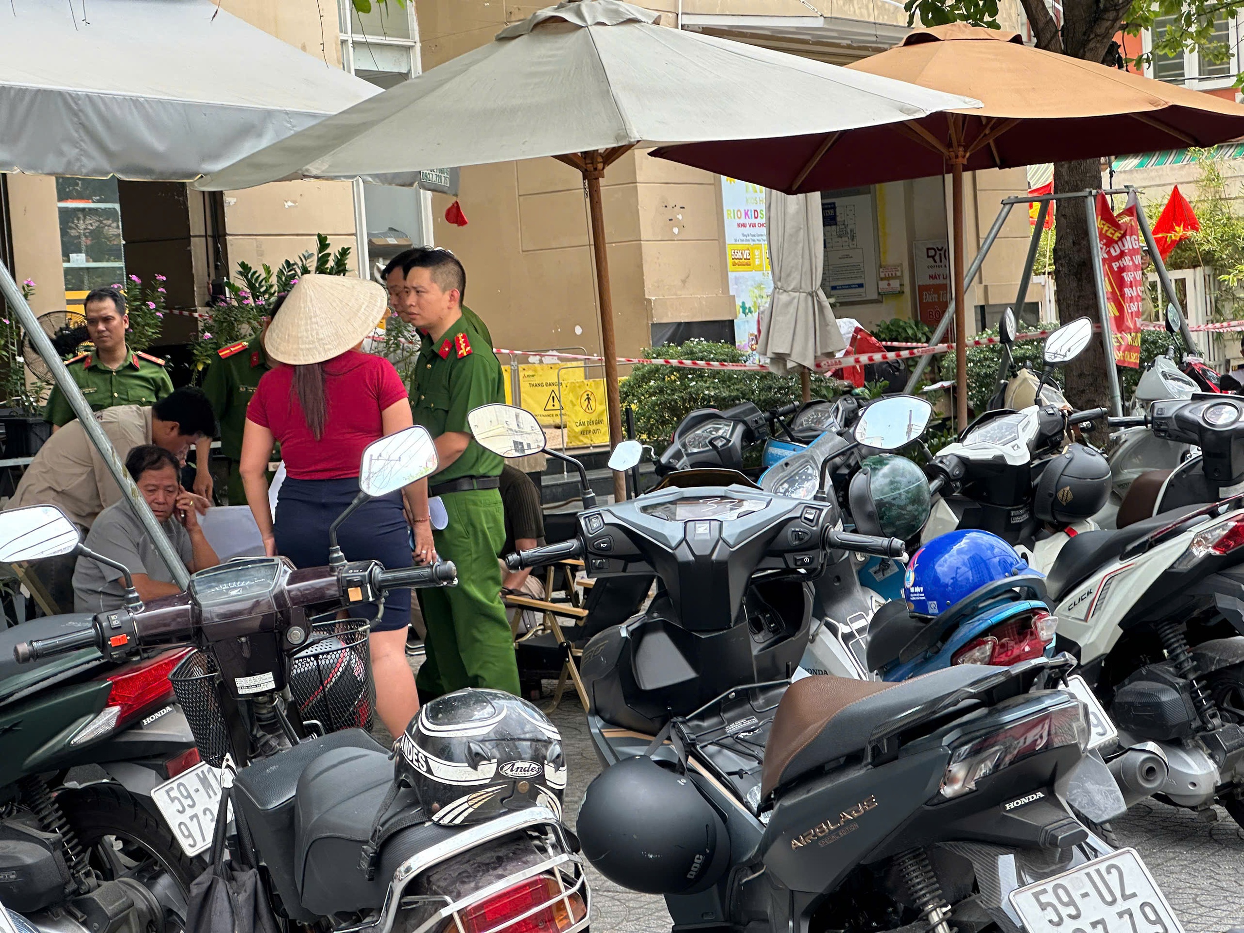 Bé trai 5 tuổi rơi lầu chung cư ở TP HCM- Ảnh 1.