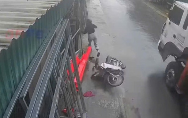 VIDEO: Cô gái thoát nạn trong gang tấc nhờ nhanh trí vứt xe máy bỏ chạy