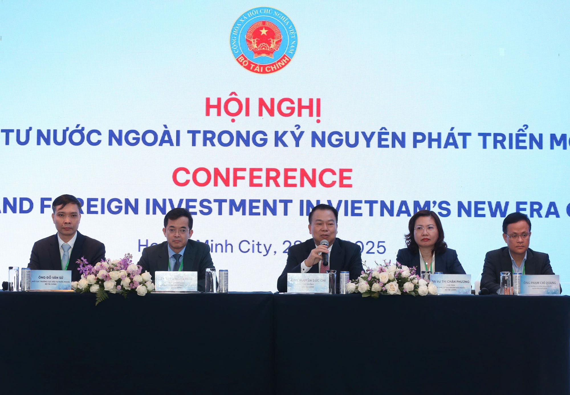 Vì sao Tổng Giám đốc Tập đoàn VinaCapital đề xuất không sử dụng cụm từ "chơi chứng khoán"?- Ảnh 1.