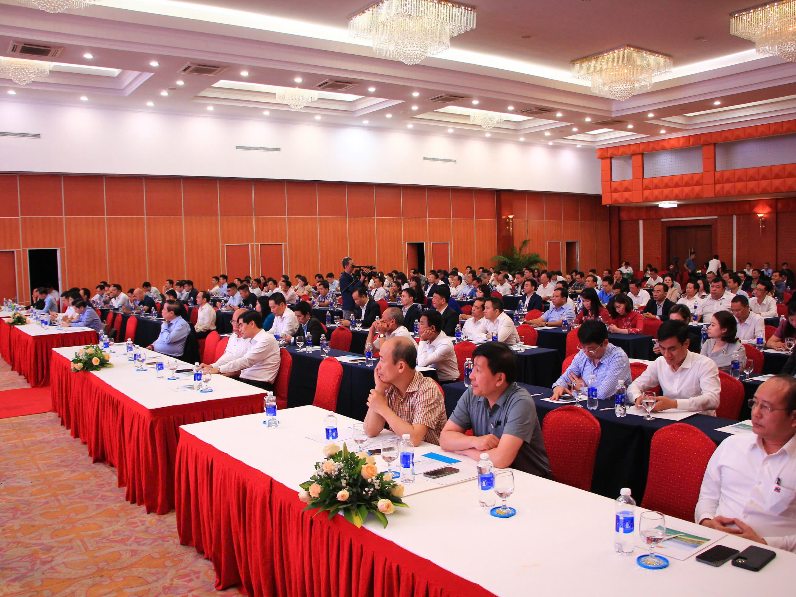 Chủ tịch tỉnh Quảng B&igrave;nh: Xử l&yacute; nghi&ecirc;m c&aacute;n bộ nhũng nhiễu, g&acirc;y phiền h&agrave; cho doanh nghiệp- Ảnh 2.
