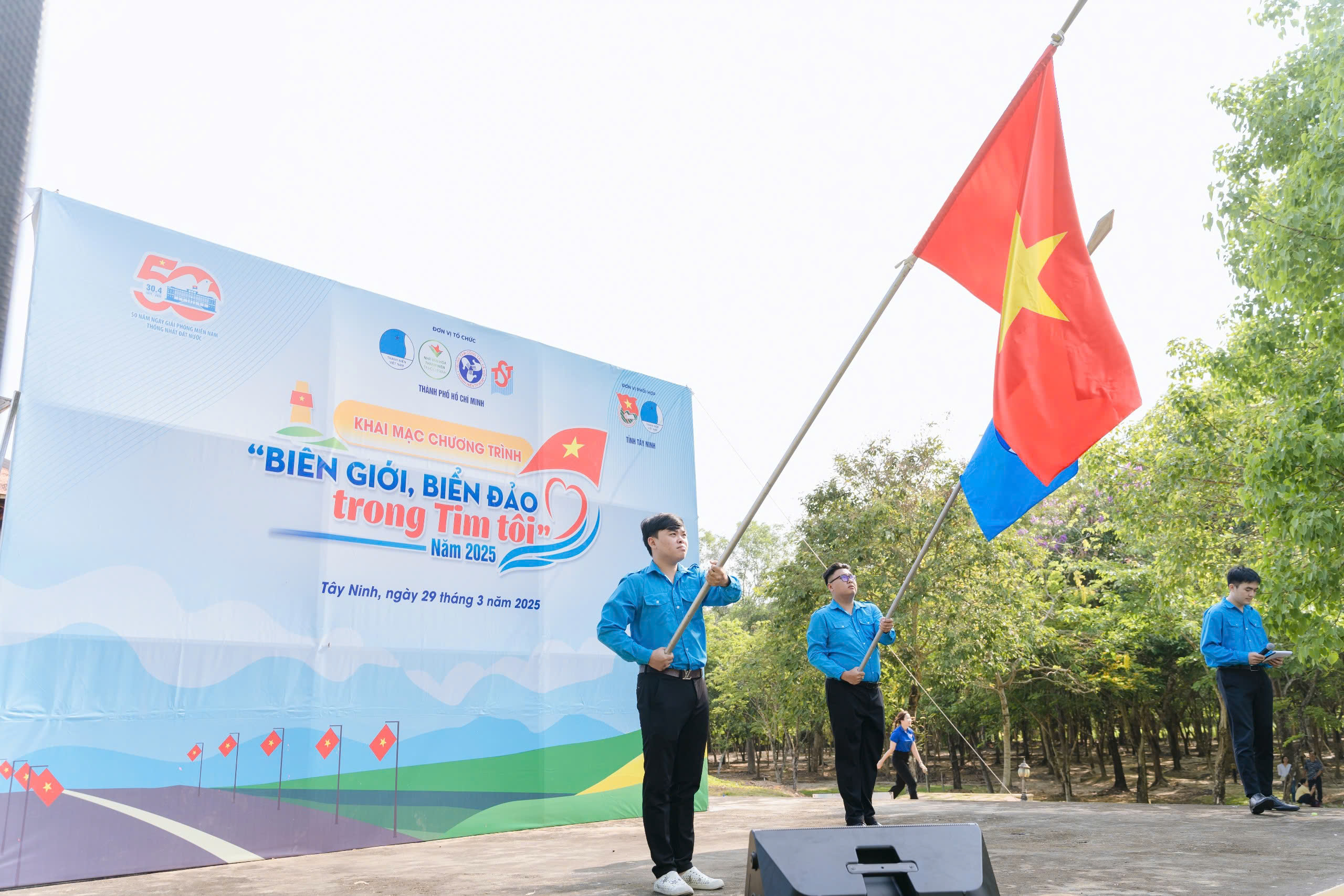 B&aacute;o Người Lao Động trao tặng cờ Tổ quốc tại tỉnh T&acirc;y Ninh- Ảnh 5.