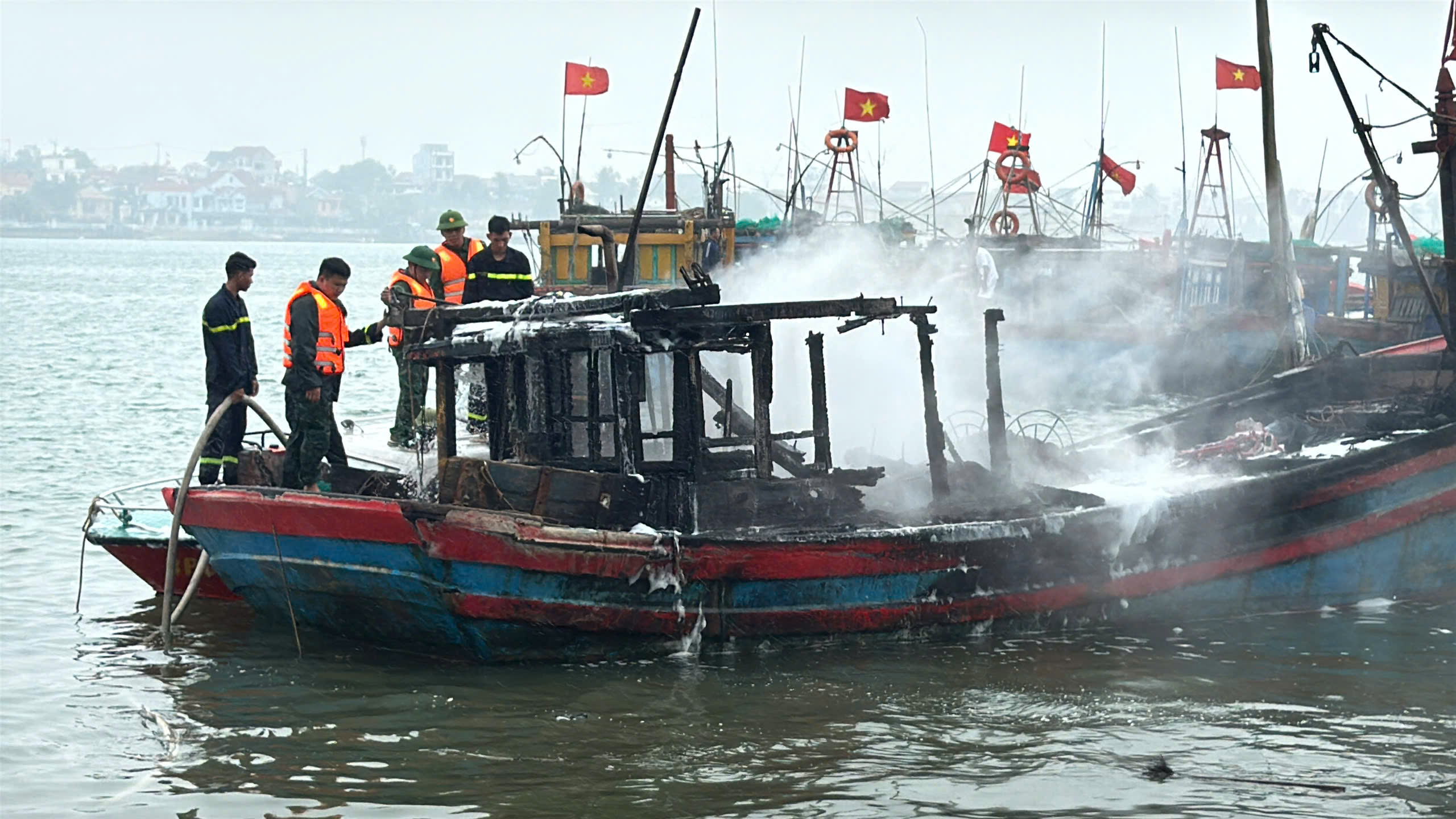 Vụ cháy tàu cá trên sông Nhật Lệ: Hơn 1,2 tỉ đồng ra tro chỉ sau 30 phút!- Ảnh 6.