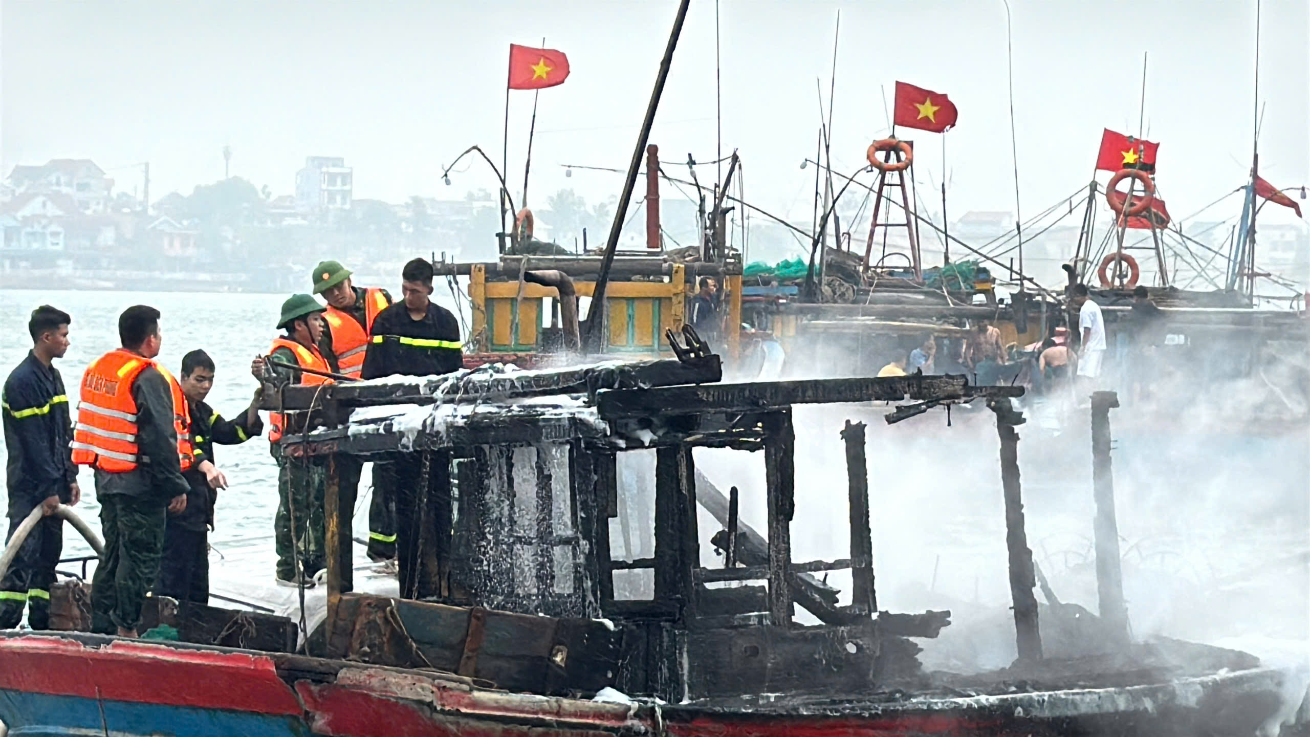 Vụ cháy tàu cá trên sông Nhật Lệ: Hơn 1,2 tỉ đồng ra tro chỉ sau 30 phút!- Ảnh 4.