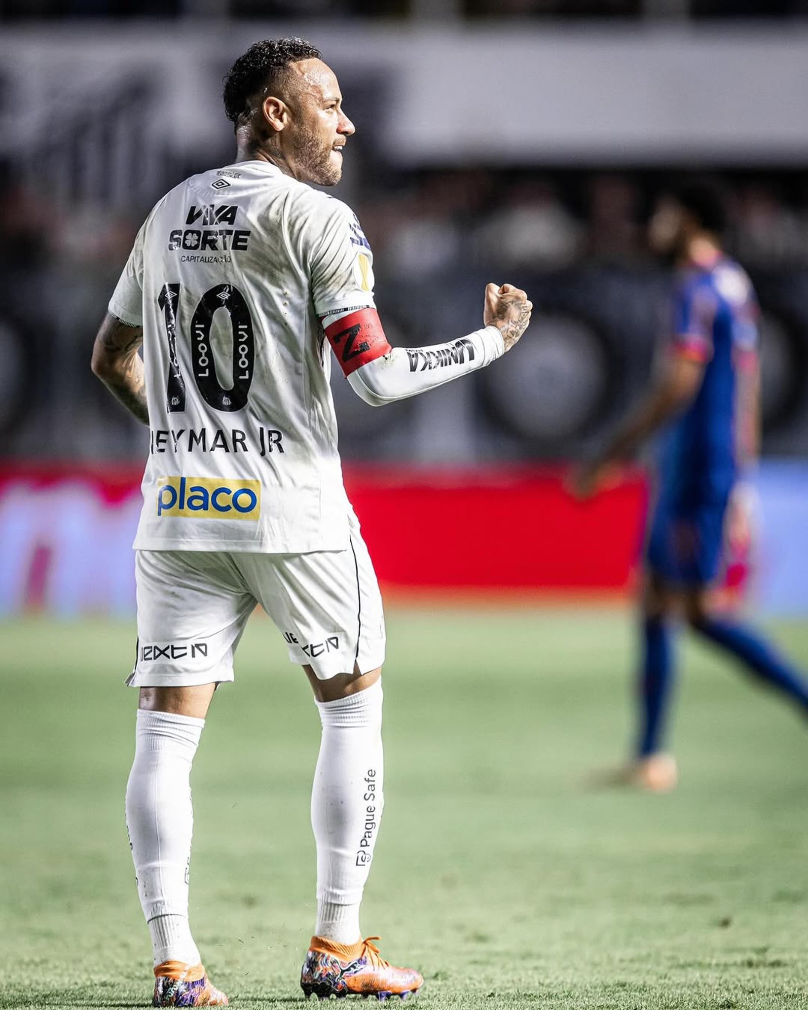 Neymar ghi si&ecirc;u phẩm, phải rời s&acirc;n v&igrave; chấn thương- Ảnh 1.
