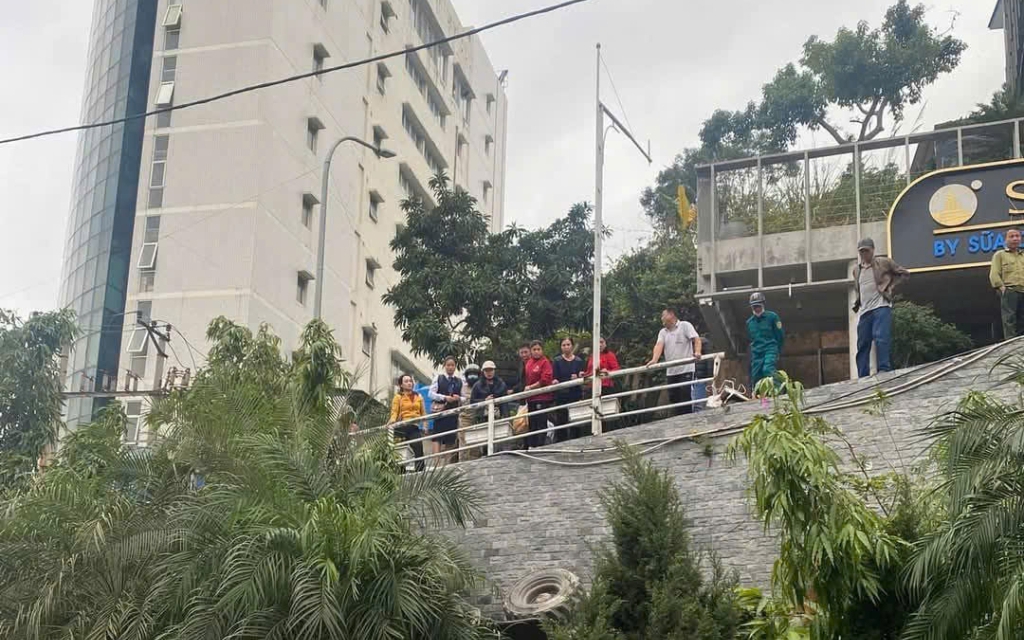 Vừa lên tới đỉnh, máy xúc bất ngờ chết máy và mất phanh tụt dốc khiến 1 người tử vong