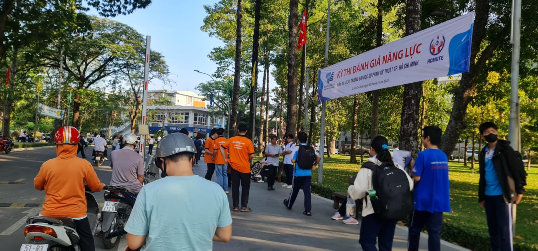 Thí sinh hồi hộp bước vào kỳ thi đánh giá năng lực của ĐHQG TP HCM- Ảnh 12.