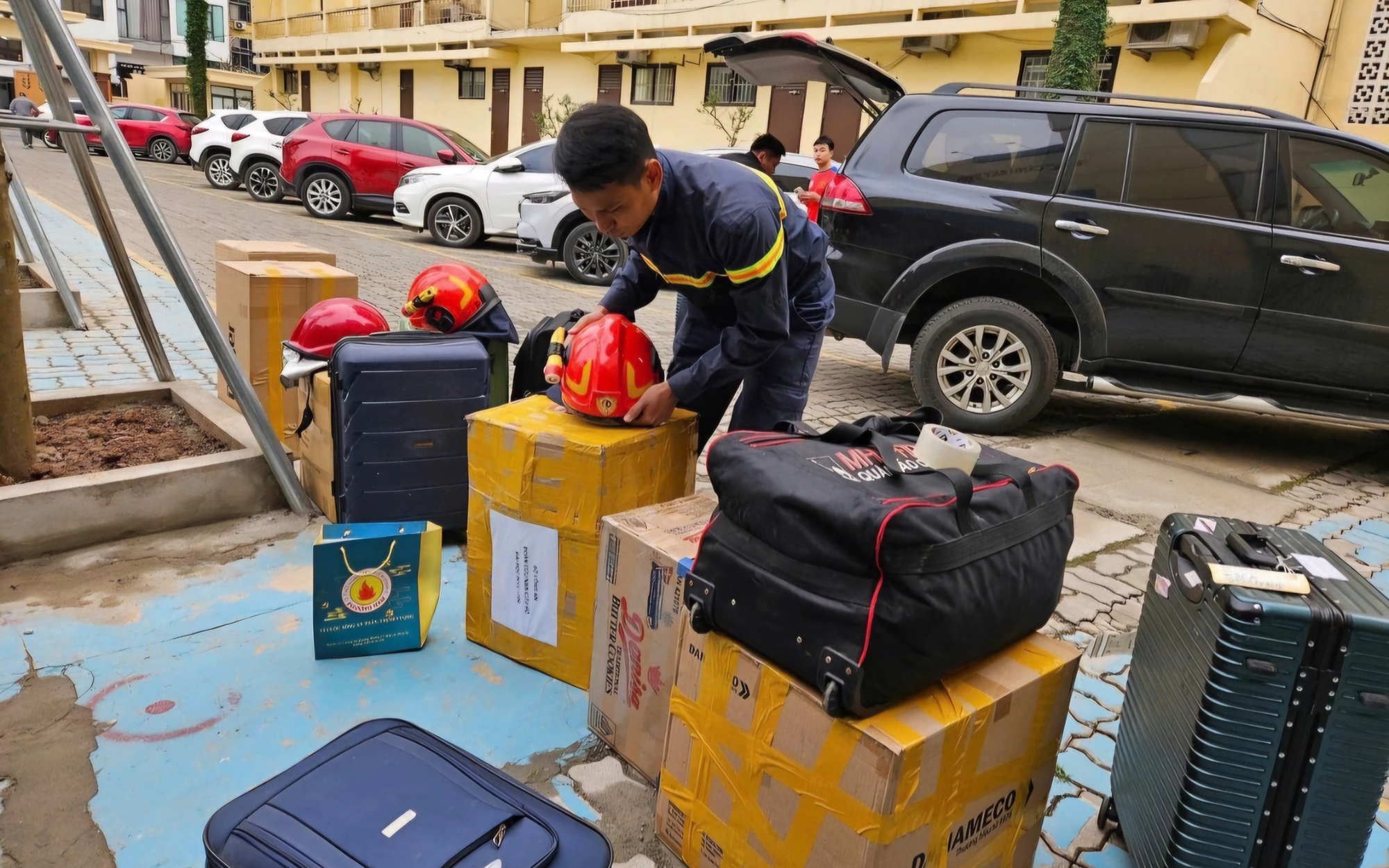 Lực lượng công an cùng chó nghiệp vụ tới Myanmar hỗ trợ khắc phục hậu quả động đất