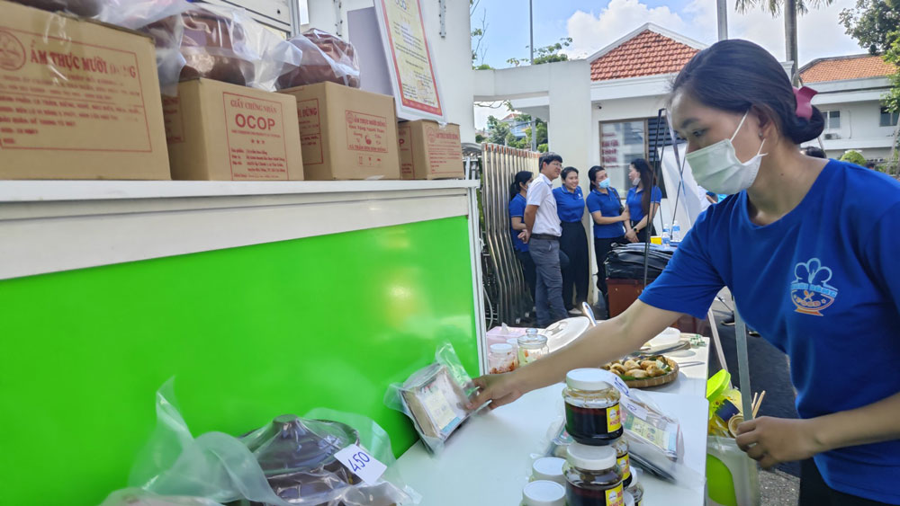 Hộ kinh doanh Mười Dũng - một thương hiệu ẩm thực ở huyện Hóc Môn, TP HCM - có tiềm năng trở thành doanh nghiệp. Ảnh: NGỌC ÁNH