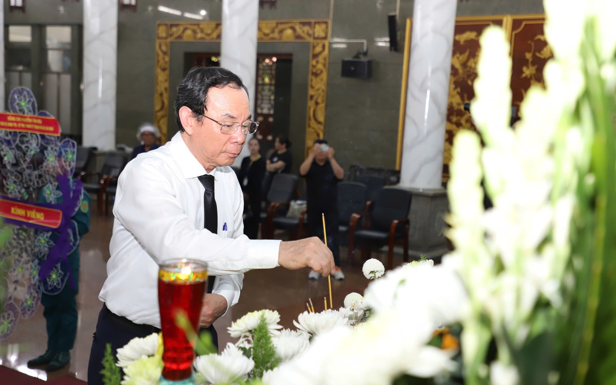 Bí thư Thành ủy TP HCM Nguyễn Văn Nên viếng tang nhạc sĩ Lư Nhất Vũ