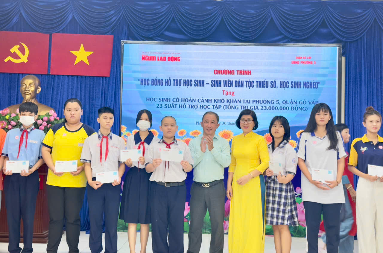 Báo Người Lao Động trao 23 suất hỗ trợ học tập tại Gò Vấp- Ảnh 2.