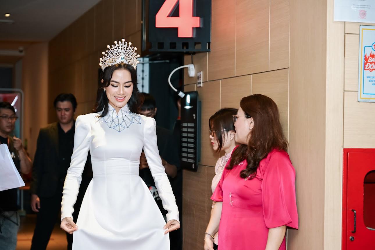 NSƯT Kim Tuyến và dàn sao Việt khuấy động thảm đỏ LHP Thái- Ảnh 2.