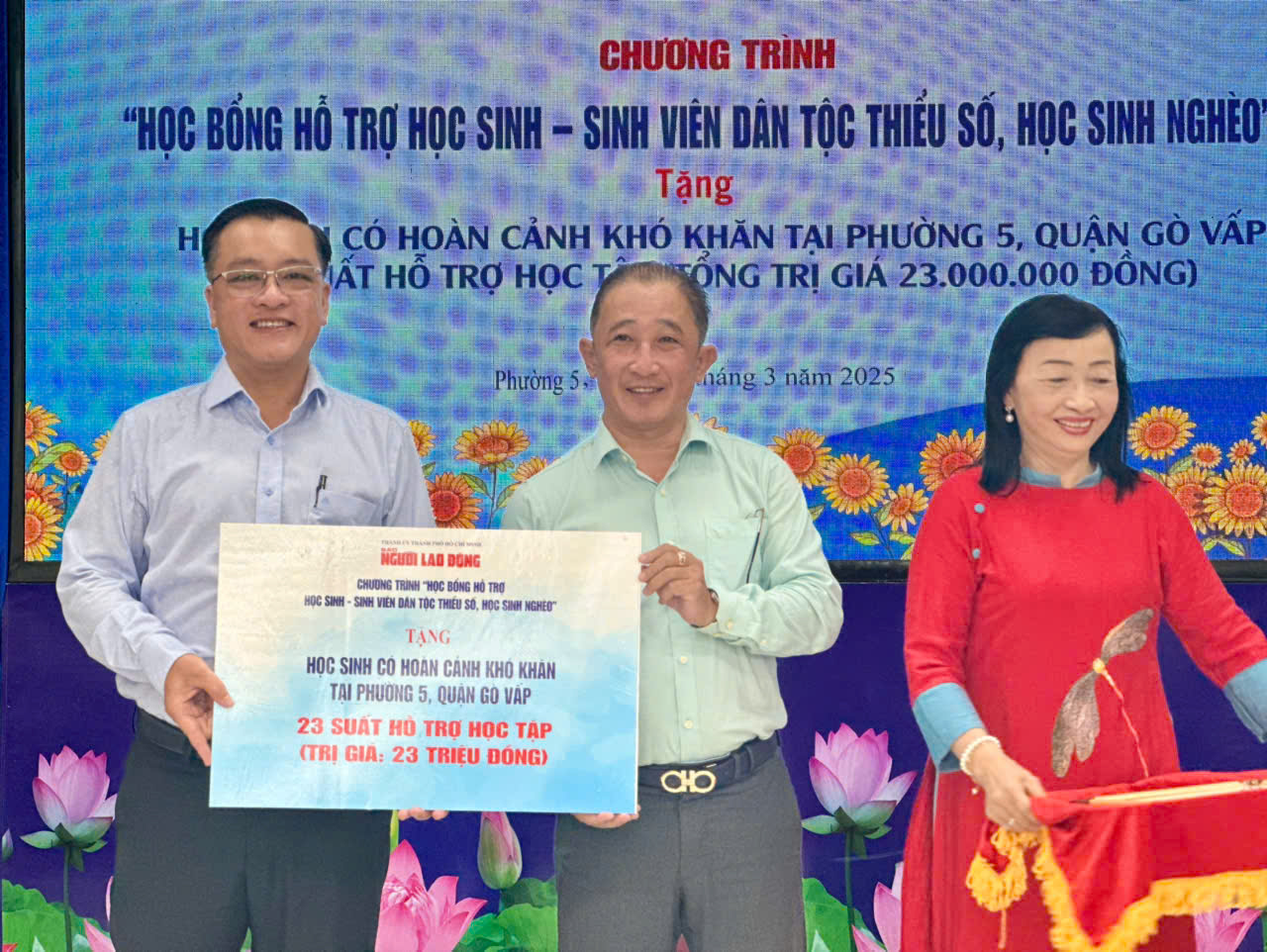 Báo Người Lao Động trao 23 suất hỗ trợ học tập tại Gò Vấp- Ảnh 1.