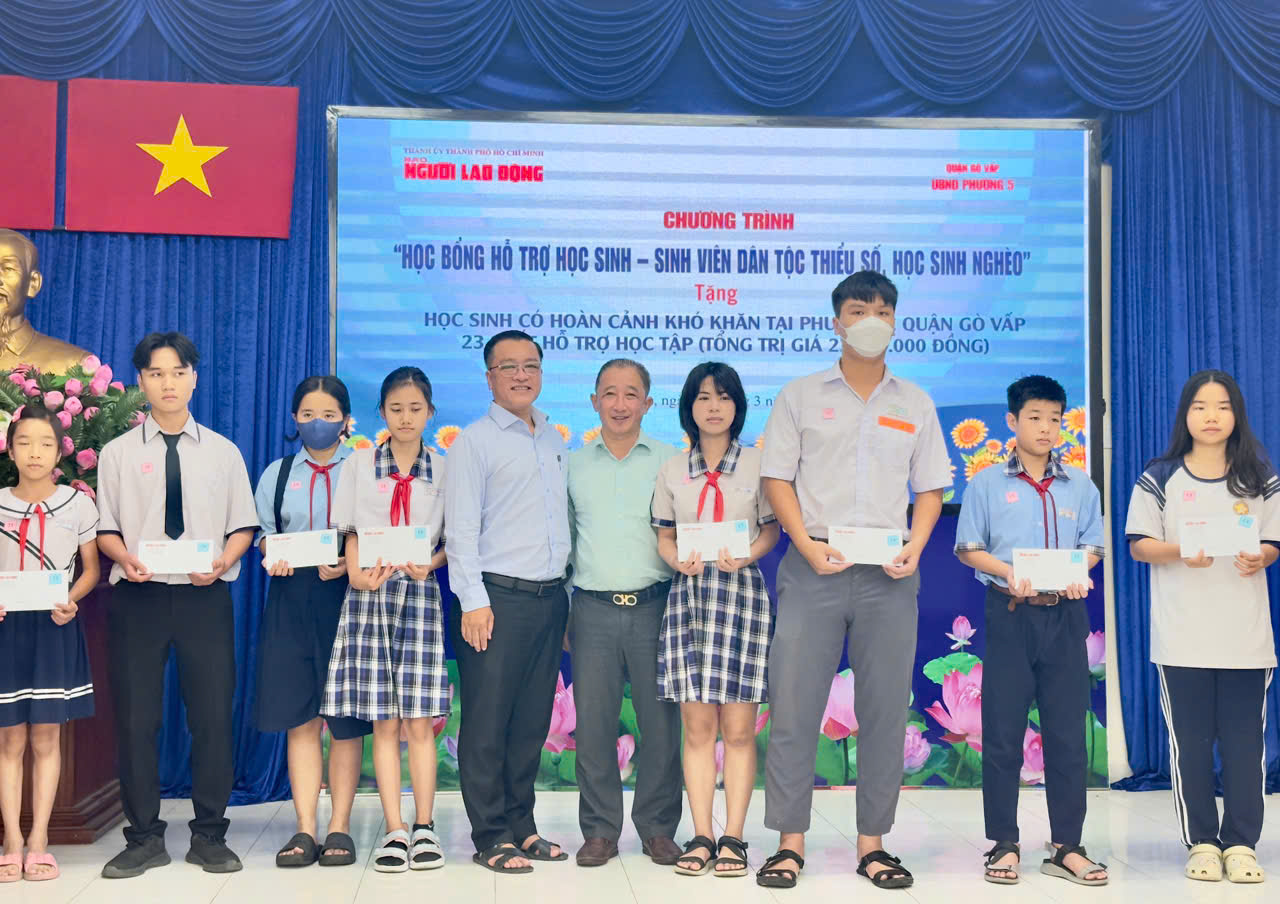 Báo Người Lao Động trao 23 suất hỗ trợ học tập tại Gò Vấp- Ảnh 4.