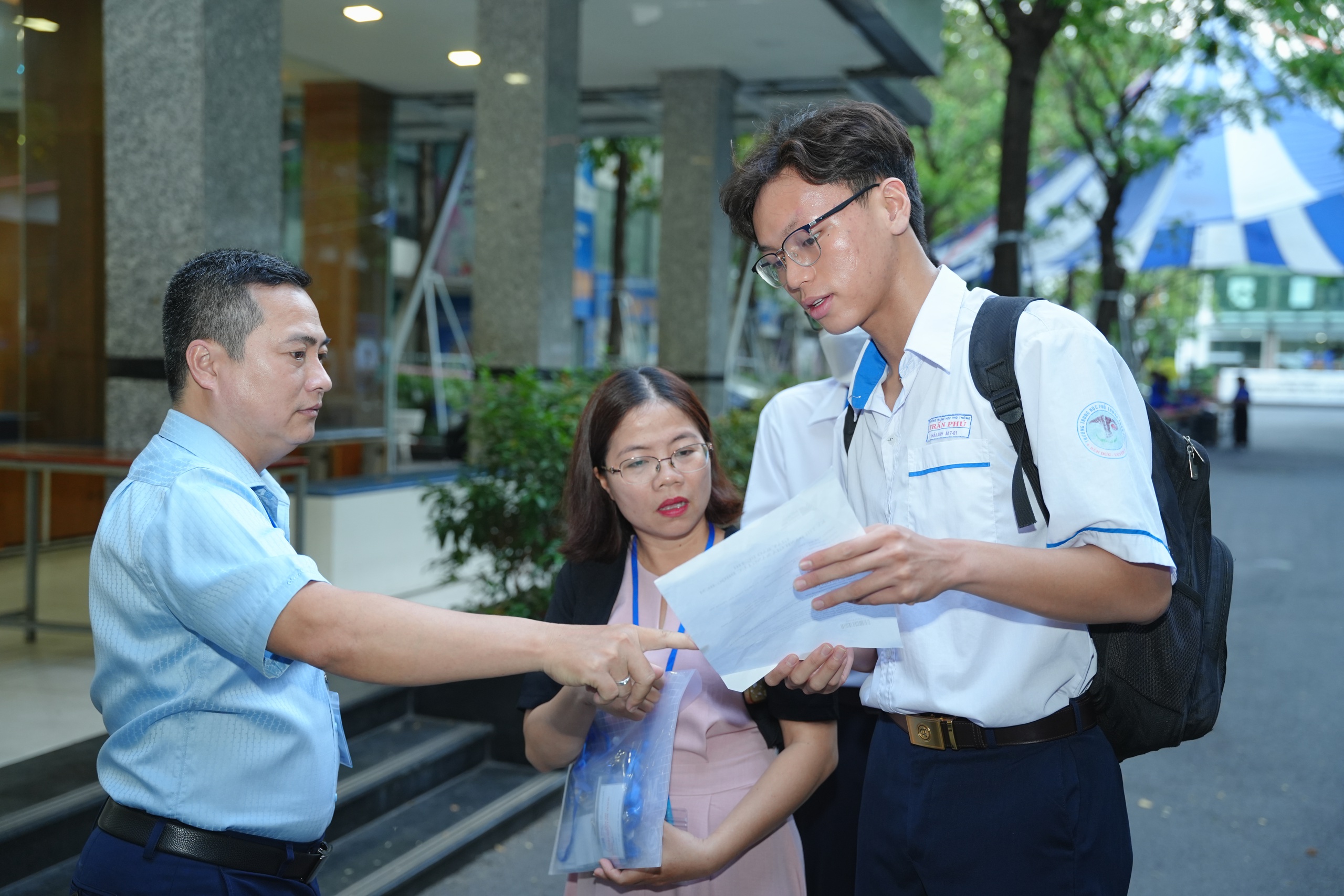 Thí sinh hồi hộp bước vào kỳ thi đánh giá năng lực của ĐHQG TP HCM- Ảnh 9.