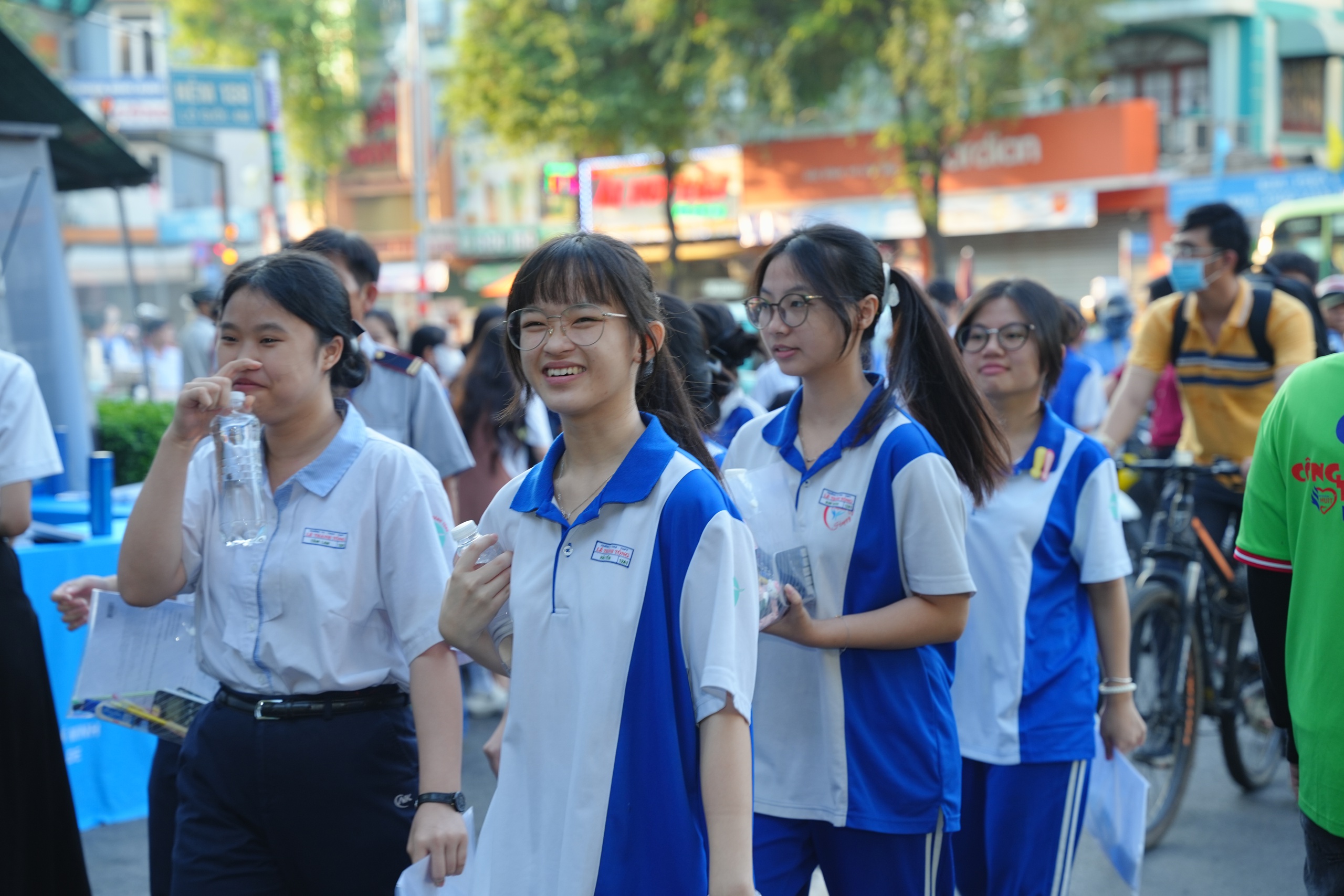 Thí sinh hồi hộp bước vào kỳ thi đánh giá năng lực của ĐHQG TP HCM- Ảnh 10.