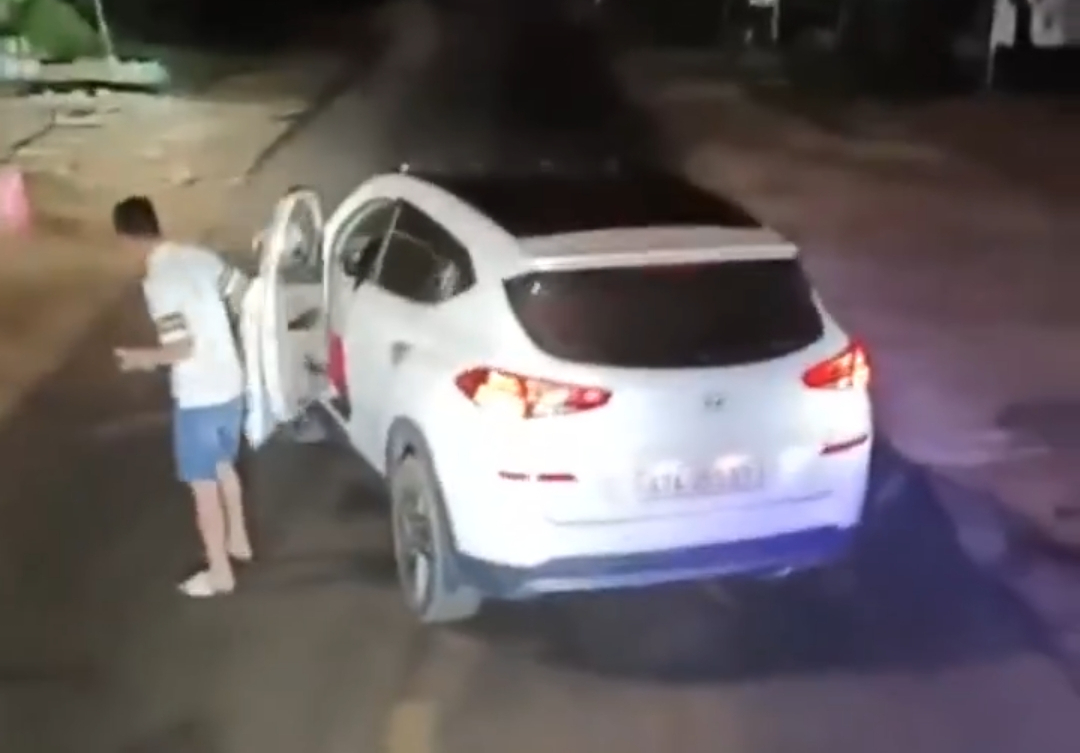 CLIP: X&aacute;c minh th&ocirc;ng tin thanh ni&ecirc;n "chơi ng&ocirc;ng", đậu xe con chặn đường- Ảnh 1.