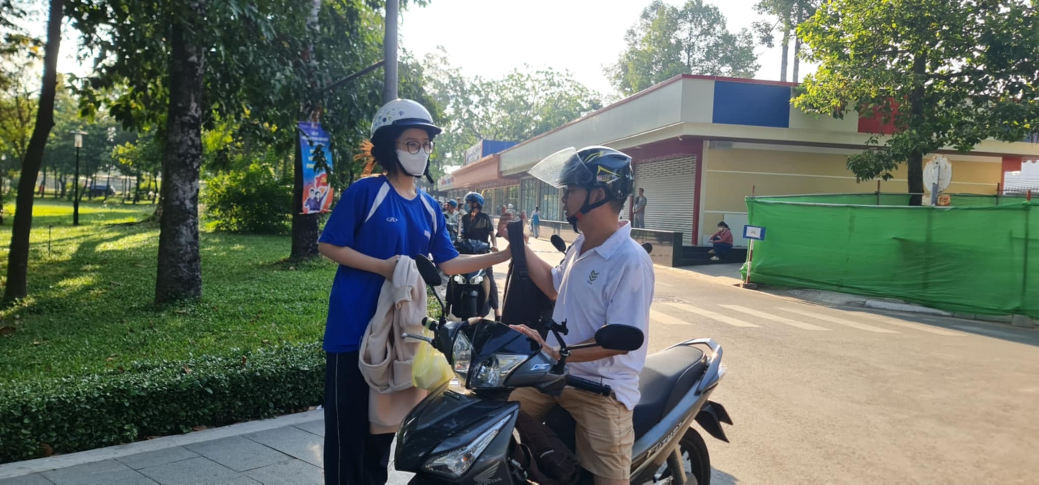 Thí sinh hồi hộp bước vào kỳ thi đánh giá năng lực của ĐHQG TP HCM- Ảnh 13.