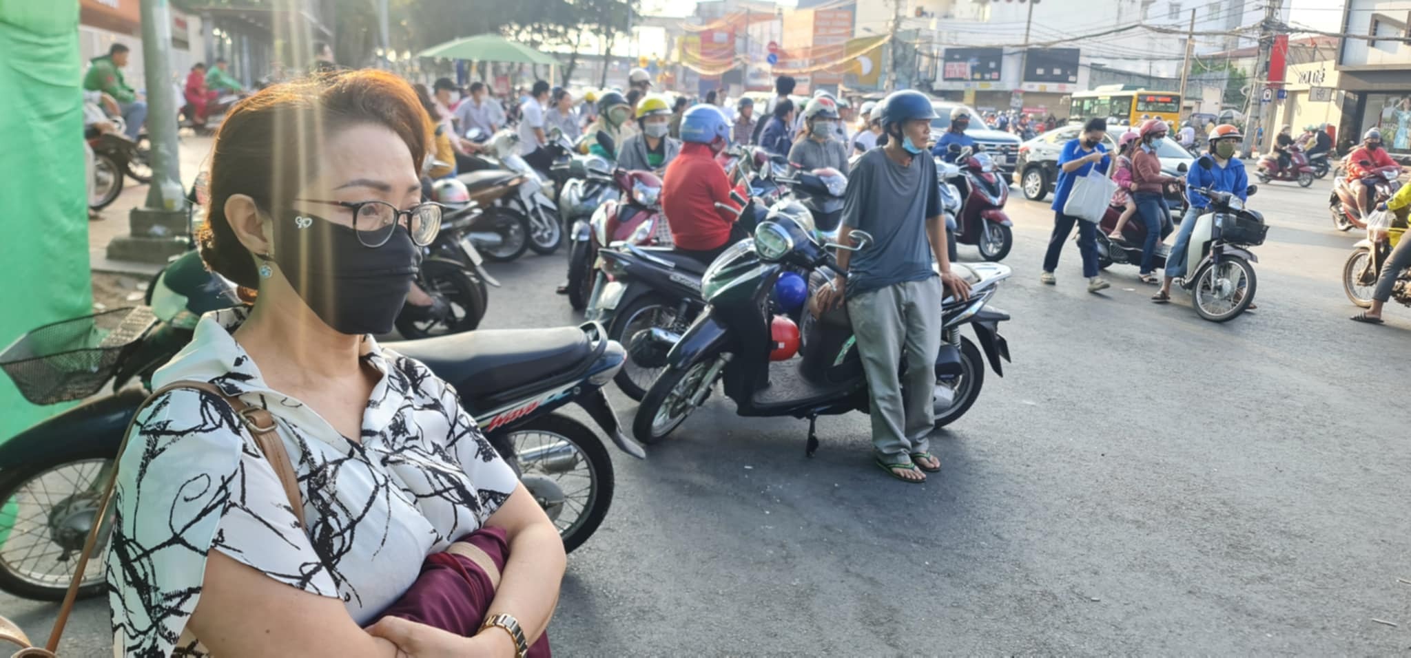 Thí sinh hồi hộp bước vào kỳ thi đánh giá năng lực của ĐHQG TP HCM- Ảnh 11.