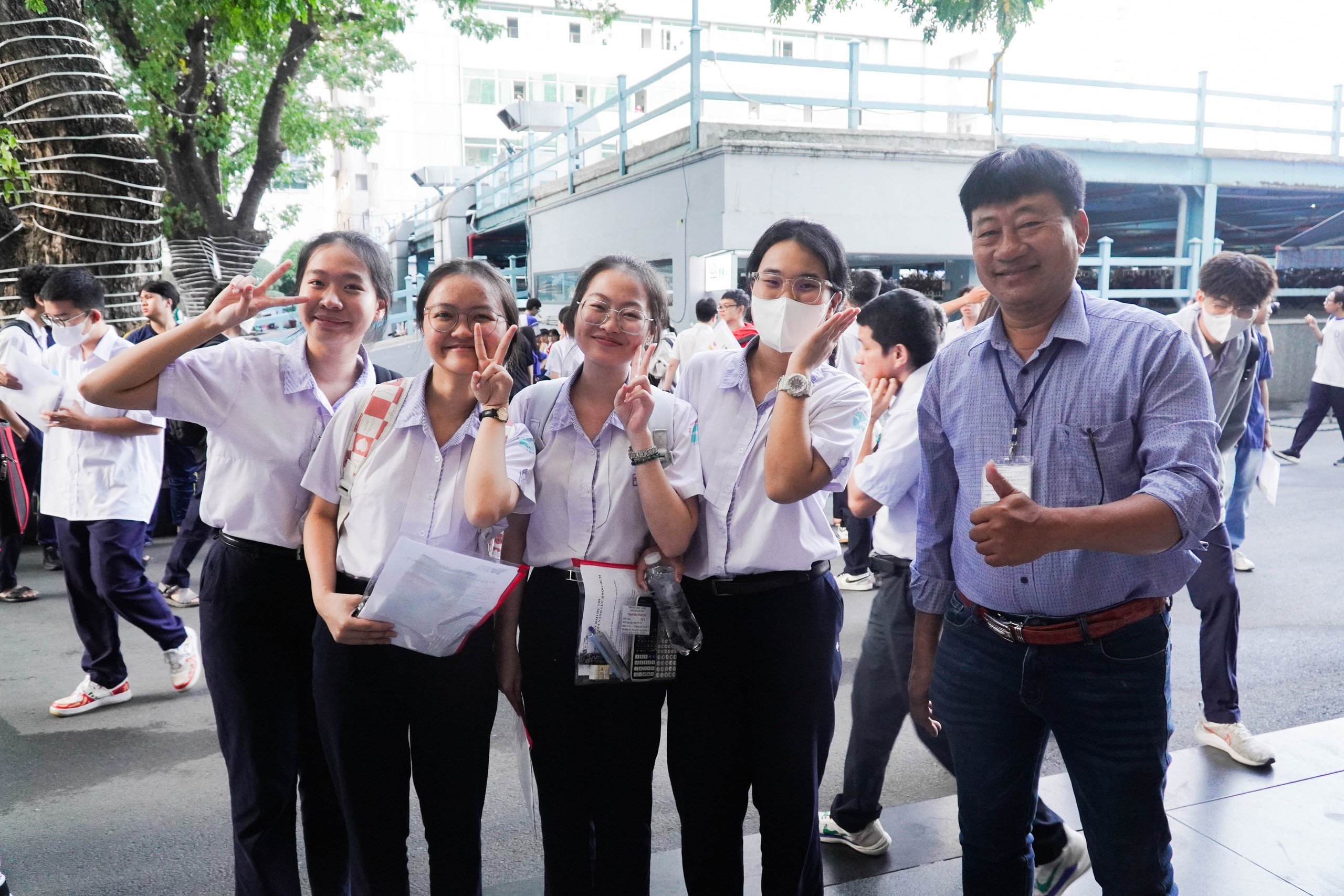 Thí sinh hồi hộp bước vào kỳ thi đánh giá năng lực của ĐHQG TP HCM- Ảnh 4.