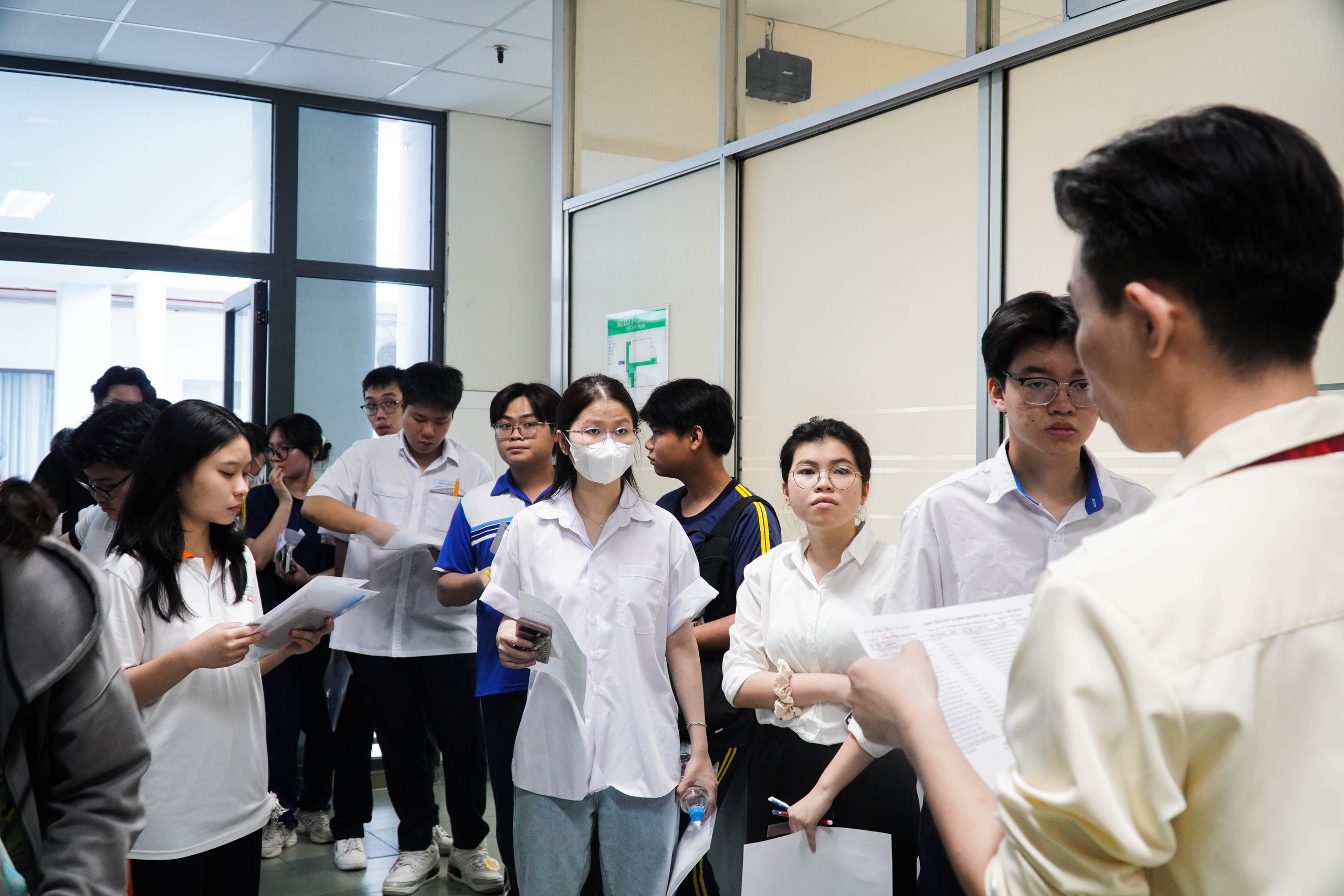 Thí sinh hồi hộp bước vào kỳ thi đánh giá năng lực của ĐHQG TP HCM- Ảnh 15.
