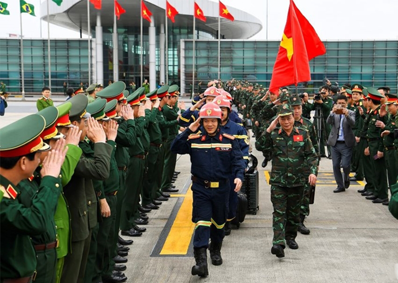 Hai chuyến bay đưa 106 cán bộ, chiến sĩ và hàng cứu trợ tới Myanmar- Ảnh 1.