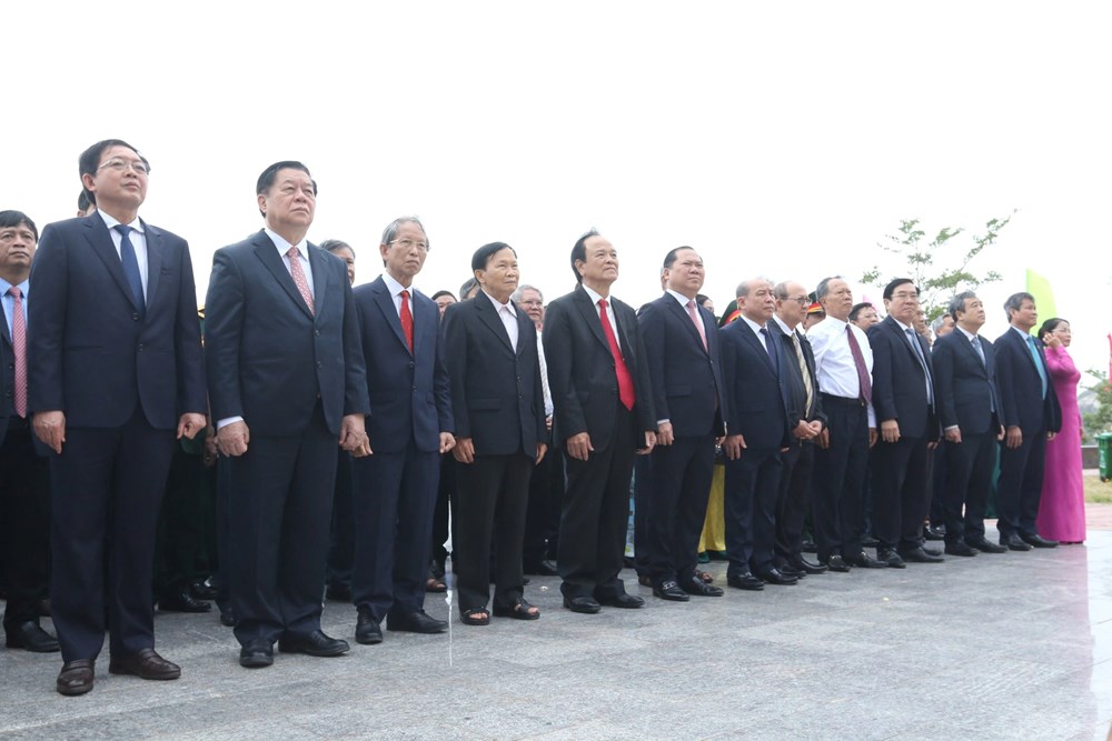 Trưởng Ban Tuyên giáo và Dân vận Trung ương dâng hương Tượng đài Chiến thắng Núi Bà- Ảnh 1.