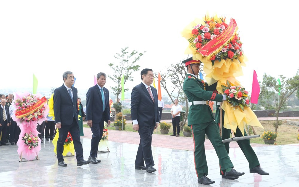 Trưởng Ban Tuyên giáo và Dân vận Trung ương dâng hương Tượng đài Chiến thắng Núi Bà