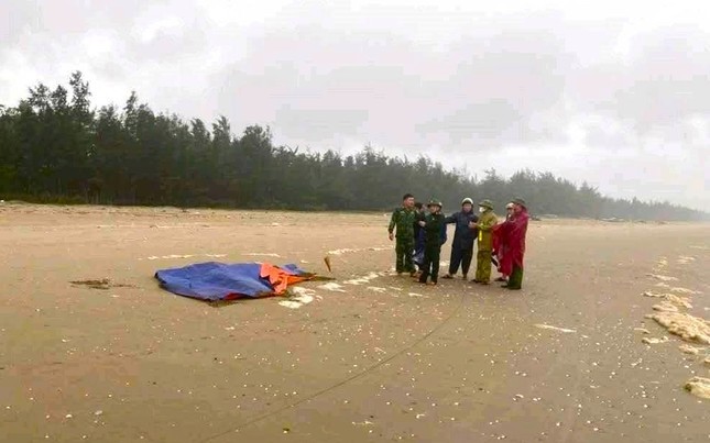 Thi thể ngư d&acirc;n mất t&iacute;ch trong vụ ch&igrave;m t&agrave;u c&aacute; ở Nghệ An tr&ocirc;i dạt v&agrave;o bờ biển H&agrave; Tĩnh