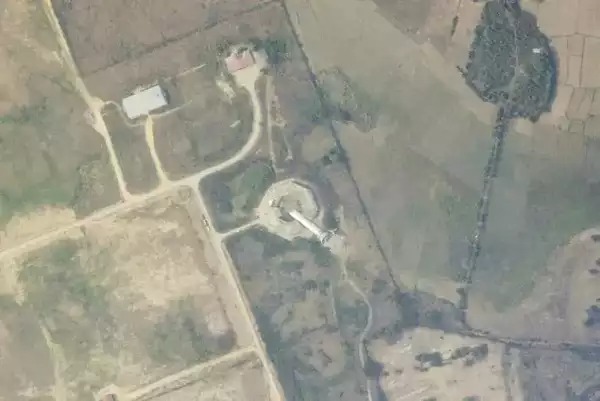 Ảnh vệ tinh cho thấy th&aacute;p kh&ocirc;ng lưu s&acirc;n bay quốc tế Naypyidaw đ&atilde; bị g&atilde;y ngay ch&acirc;n đế. Ảnh: Planet Labs PBC