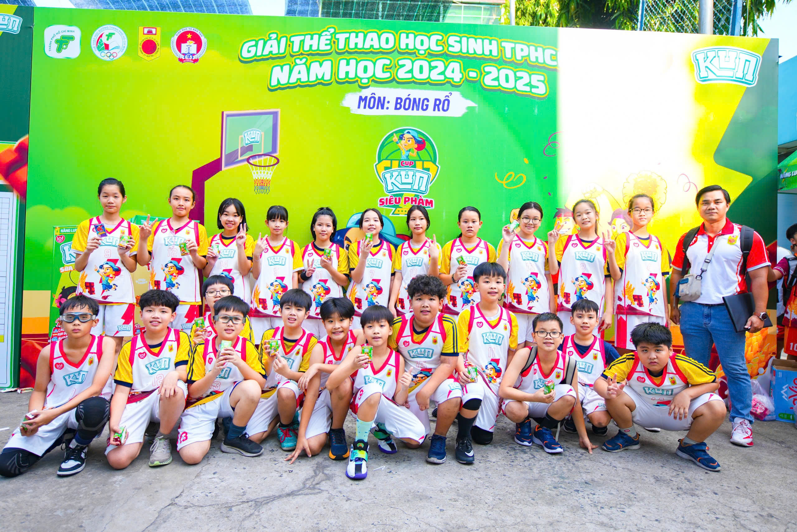 Sân chơi giáo dục thể chất có hơn 1.000 học sinh tiểu học tham gia- Ảnh 1.
